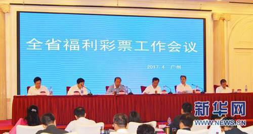 林志玲搔首弄姿露美背 摆性感POSE老外鬼脸抢镜 2013-09-30 日前在北京，性感女神林志玲出席某活动，她身穿露背美裙远远走来，腰肢纤细肌肤白嫩，受到了现场粉丝热情欢迎，林志玲也大方的摆起各种POSS。