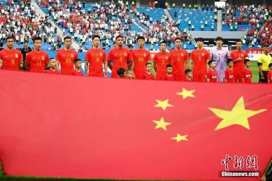 那时候的观众看动作片，要的是一种“安全感”——在冷战的阴影下，观众需要一个强有力的符号，告诉自己：别怕，最强壮的人会搞定一切。