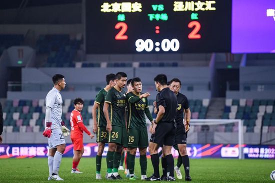 周杰伦昆凌现身F1澳大利亚大奖赛 2024-03-25 当地时间3月24日，澳大利亚墨尔本，周杰伦、昆凌夫妇现身F1澳大利亚大奖赛现场观赛。